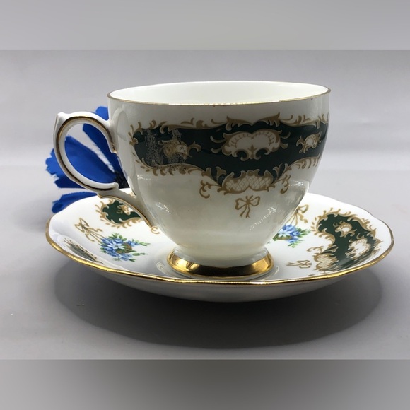 Queen Anne 8362 Bone China England Teacup & Saucer, White w/Evergreen Scrolls - Picture 2 of 10
